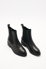 Walnut Cora Leather Boot // Black