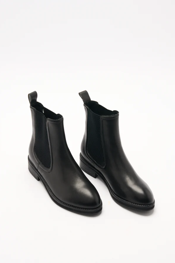 Walnut Cora Leather Boot // Black