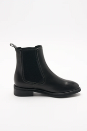 Walnut Cora Leather Boot // Black