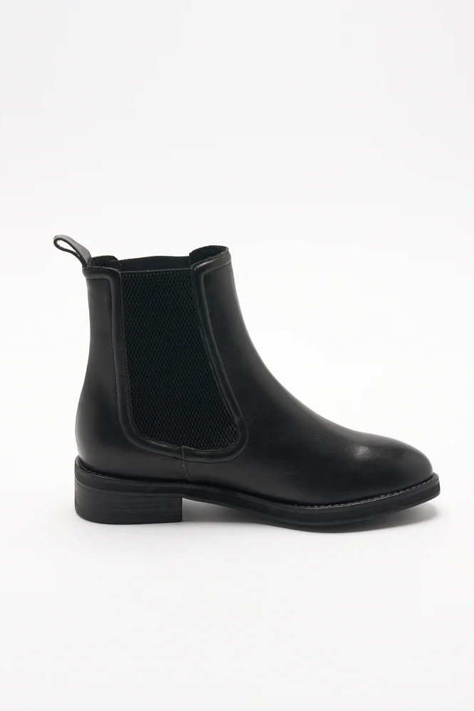 Walnut Cora Leather Boot // Black