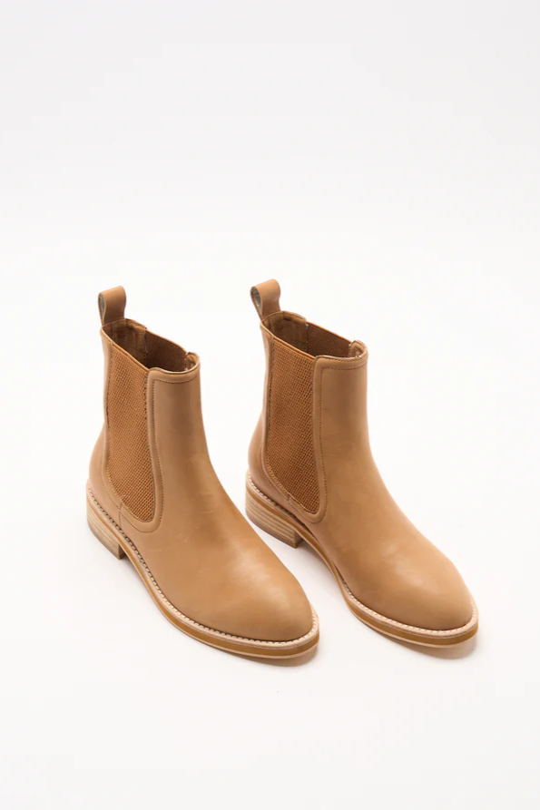 Walnut Cora Leather Boot // Tan